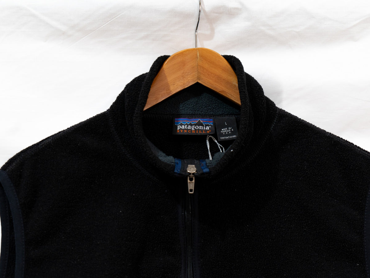 Black Zip Fleece Vest — garment photograph 2